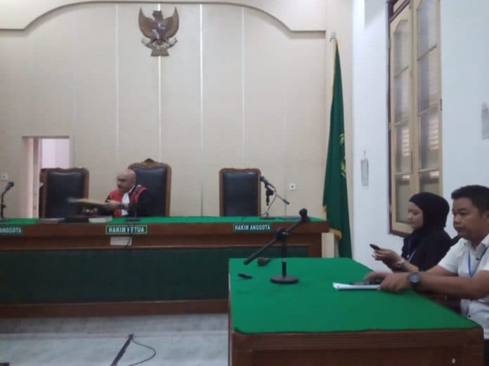 sidang_pembacaan_penetapan_pencabutan_prapid_mantan_bupati_batu_bara_zahir_ditunda