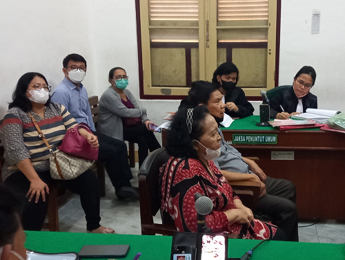 sidang_penggelapan_rumah_eks_wagubsu_korban_serahkan_shm_untuk_difotokopi_terdakwa