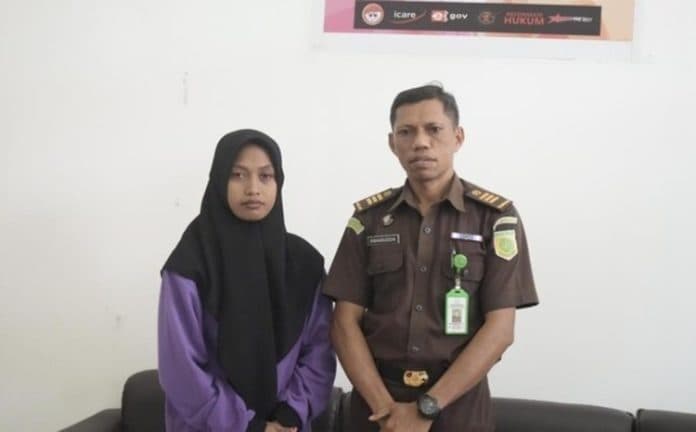 sidang_perdana_guru_honorer_konsel_dikawal_500_polisi