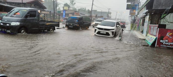 sidikalang_banjir_badan_jalan_sungai_besar_dan_sejumlah_kendaraan_terendam