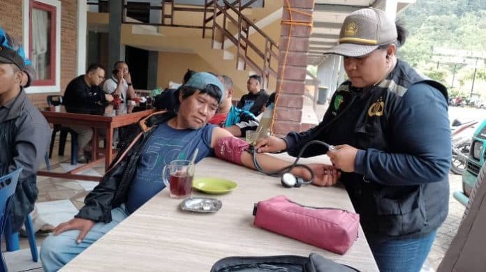 sidokkes_polres_tanah_karo_berikan_pelayanan_kesehatan_kepada_korban_tanah_longsor