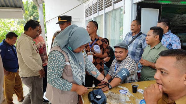 sie_dokkes_polres_labuhanbatu_patroli_kesehatan_petugas_pemilu_di_labura