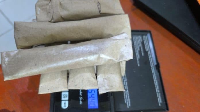 simpan_ganja_di_keranjang_jualannya_pria_lansia_ini_diringkus_personel_polres_taput