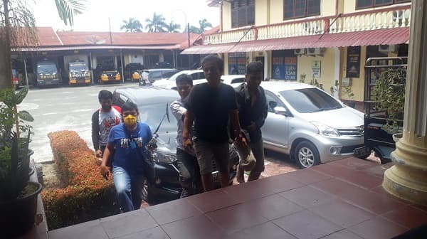 simpan_sabu_di_bawah_rumah_panggung_dua_sekawan_ditangkap