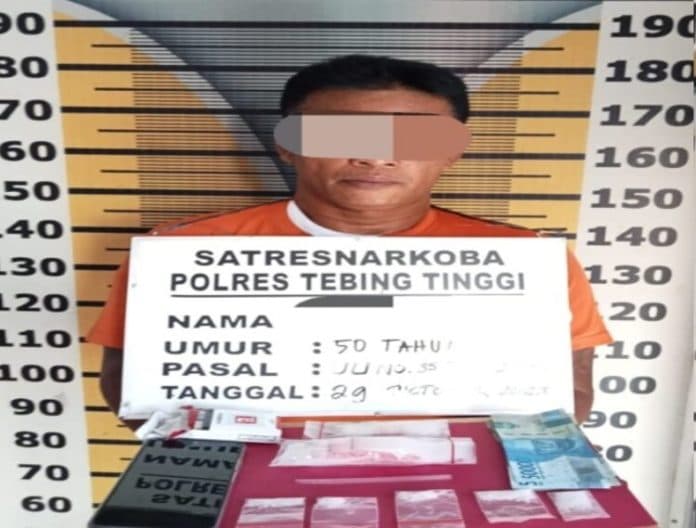 simpan_sabu_di_lemari_pakaian_pria_50_tahun_ditangkap_sat_narkoba_tebing_tinggi