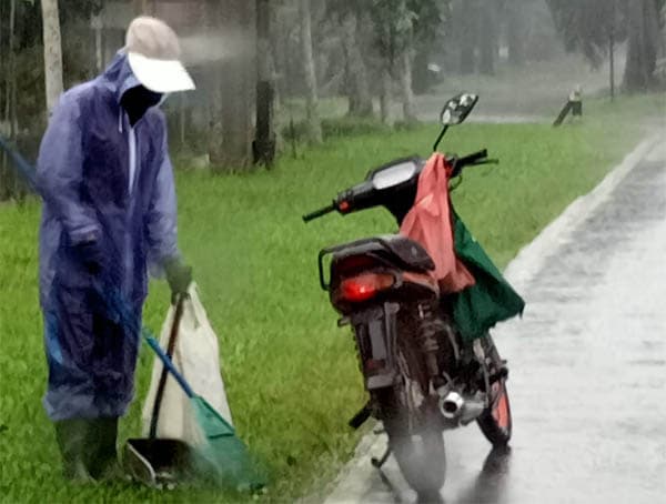 simpati_warga_lubuk_pakam_ke_petugas_kebersihan_yang_diguyur_hujan_saat_bekerja