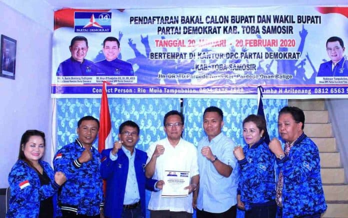simson_tota_bacalon_bupatiwakil_daftar_ke_demokrat_tobasa
