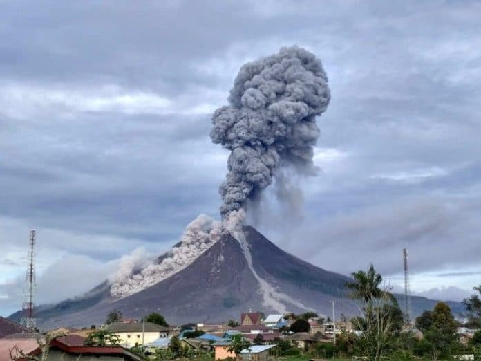 sinabung_luncurkan_awan_panas_sejauh_1500_meter