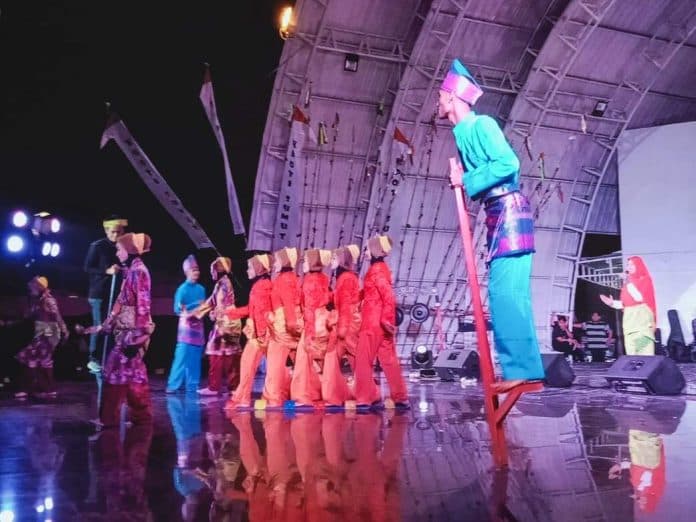 sindir_generasi_gadget_saat_pkd_batubara_persembahkan_tarian_tradisional_filosofi_pohon_kelapa