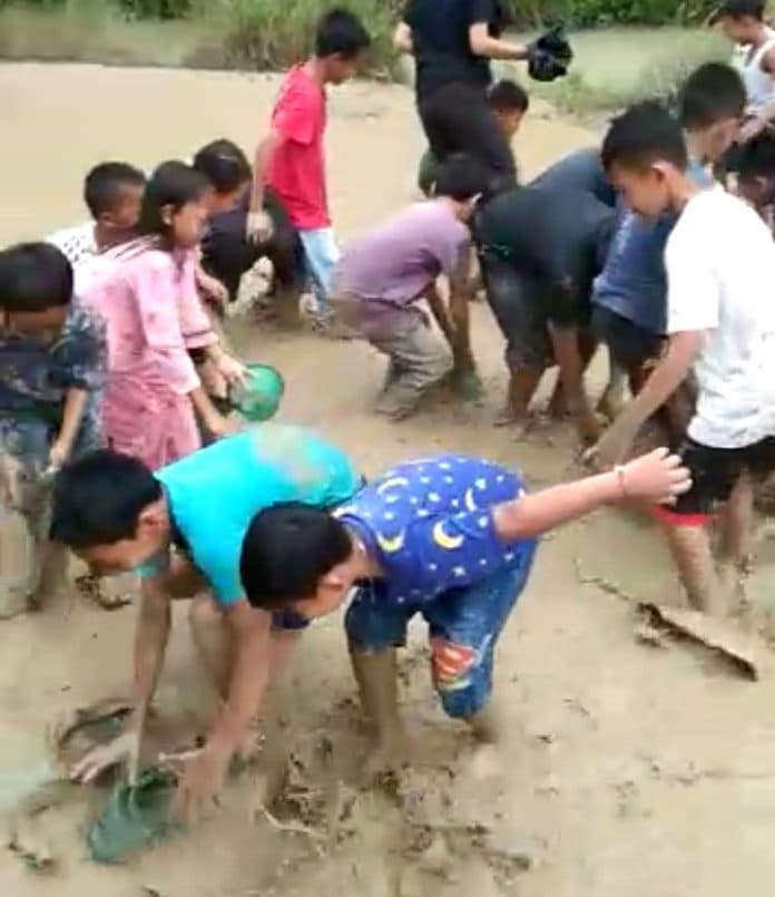 sindir_jalan_rusak_di_asahan_bocah_tangkap_ikan_di_kubangan_jalan