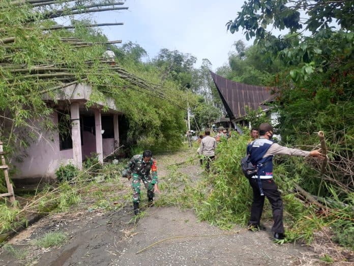 sinergitas_tni_polri_bantu_korban_bencana_alam_di_toba
