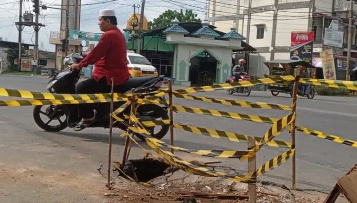 sisi_ruas_jalan_amblas_di_simpang_rambung_tebing_tinggi_hingga_kini_belum_diperbaiki