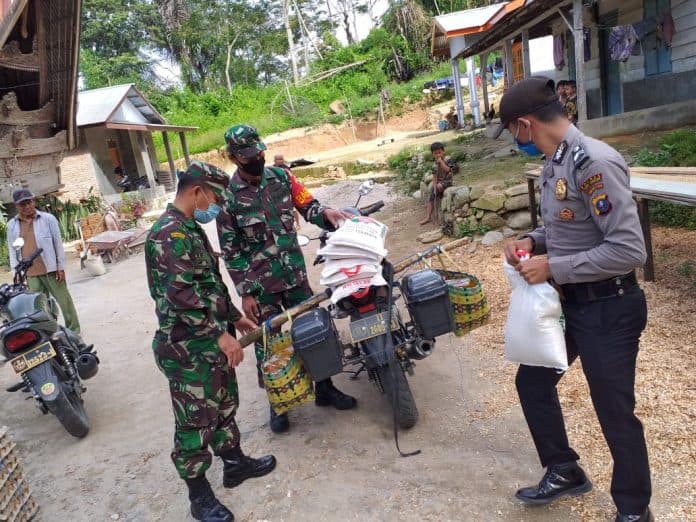 sisihkan_gaji_babinsa_dan_bhabinkamtibmas_lumban_julu_bantu_warga_terdampak_corona