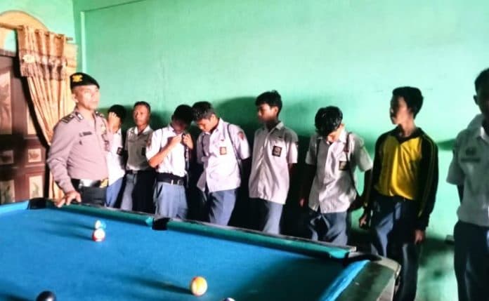 sisir_lokasi_judi_polisi_temukan_belasan_pelajar_main_biliar_saat_jam_sekolah
