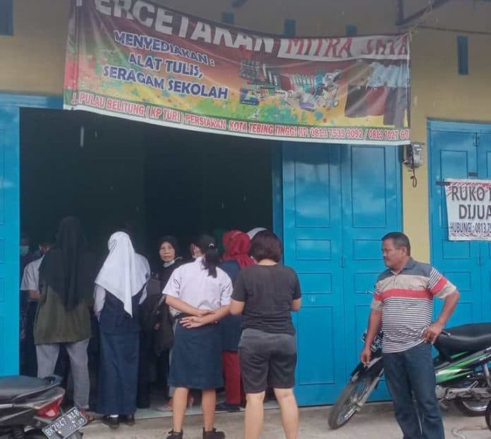 siswa_harus_beli_seragam_sekolah_rp520_ribu_orangtua_keberatan