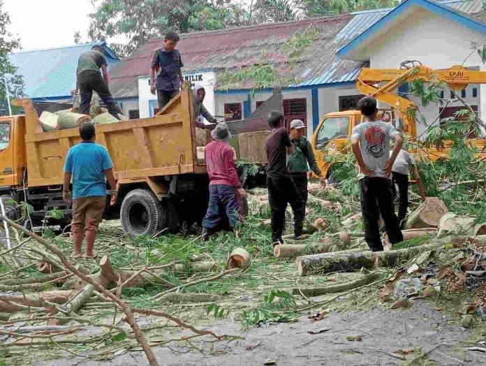siswa_pkl_dinas_sdabmbk_diduga_dipekerjakan_angkat_kayu_balok_di_lubuk_pakam