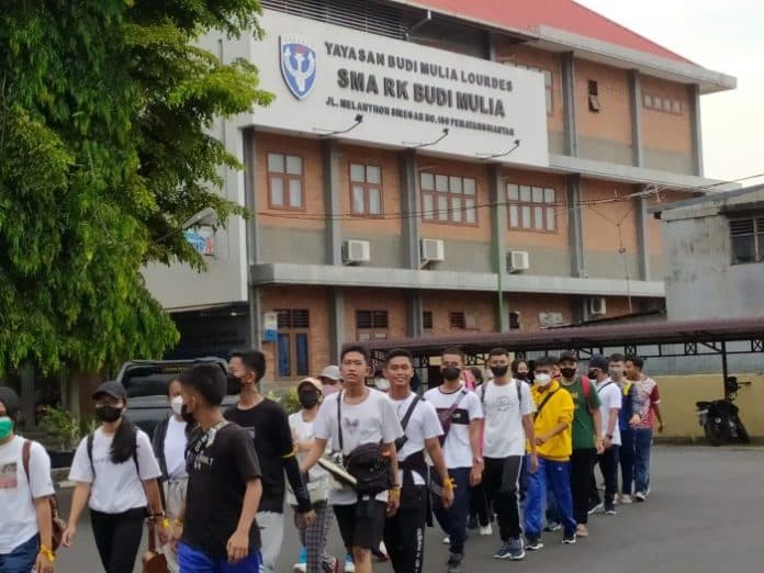 siswa_sma_rk_budi_mulia_siantar_gelar_aksi_long_march_siantar_tigaras