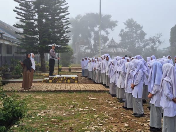 siswa_sman_1_angkola_timur_diminta_taati_aturan_lalu_lintas