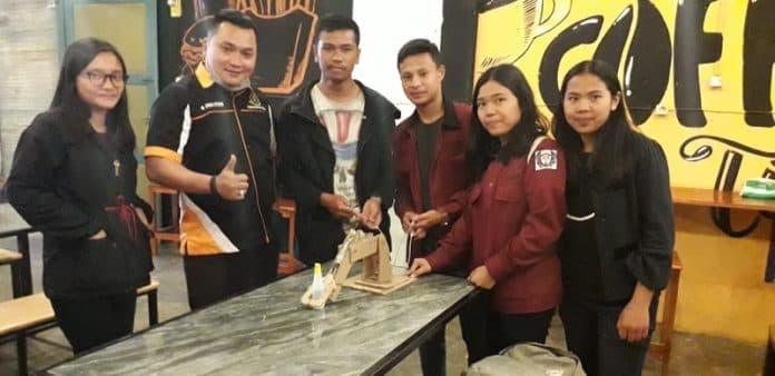 siswa_sman_1_dolok_sanggul_buat_tangan_robot_hidrolik_dari_karton