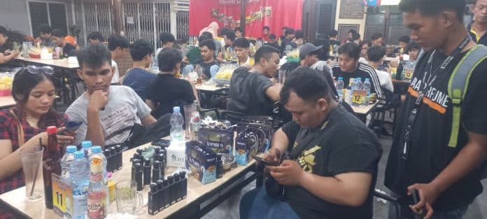 siswa_smk_bisnis_parfum_bersama_wali_kelas_dayat_sering_diejek