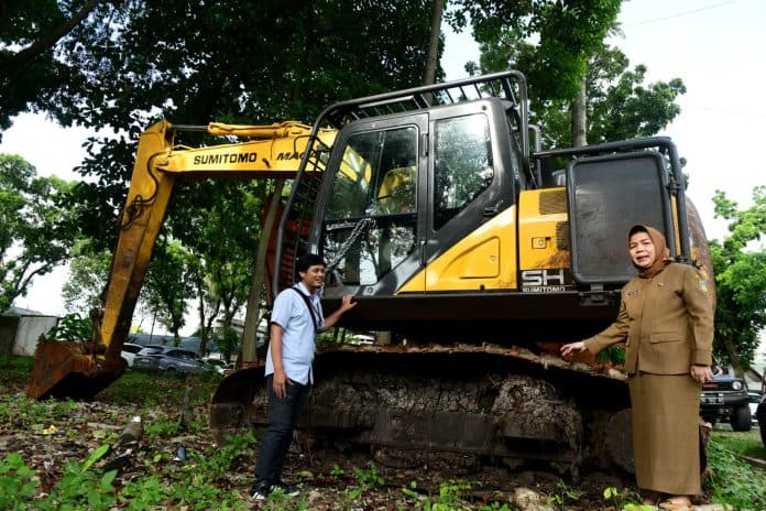 sita_alat_berat_dan_kayu_ilegal_kadis_dlhk_sumut_tersangka_dalam_proses_penyidikan