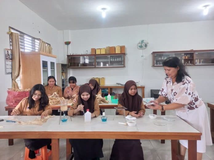 sitti_darna_guru_kimia_motivasi_siswa_peduli_lingkungan_dengan_berinovasi_olah_limbah