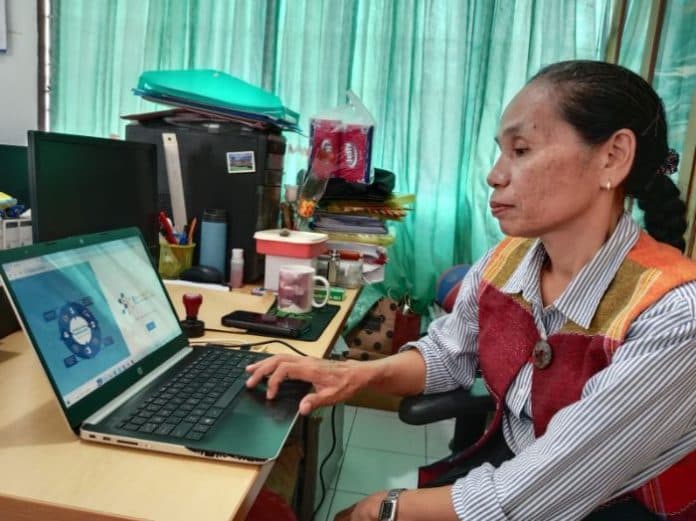 sitti_nurliani_tarigan_guru_tunarungu_di_sma_lb_negeri_pembina_antarkan_sekolah_ke_era_digital