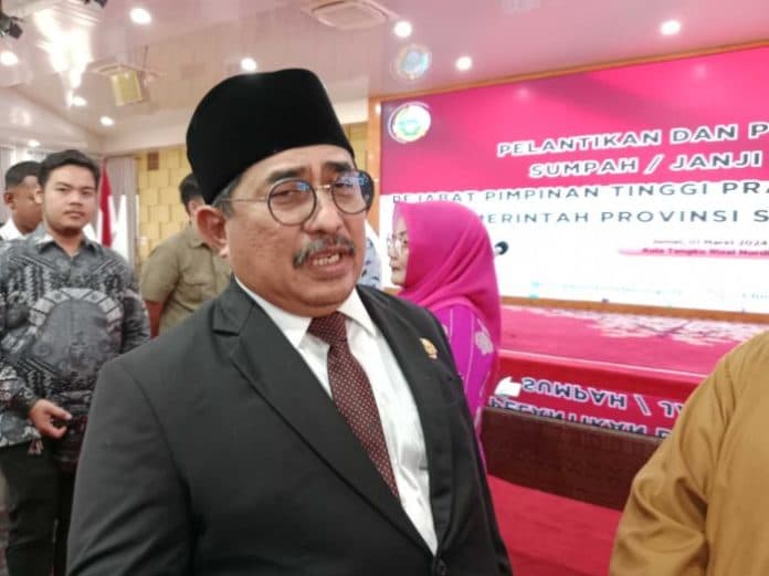 skandal_kepala_sman_1_sinehi_pakai_baju_parpol_begini_kata_kadisdik_sumut