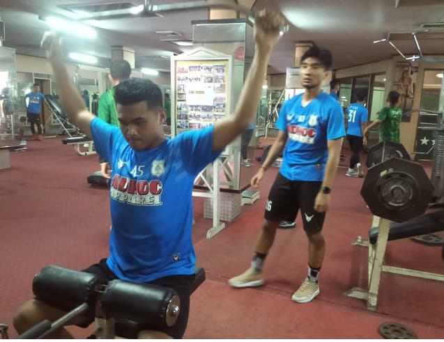 skuad_ayam_kinantan_nge_gym_untuk_perkuat_otot_kaki