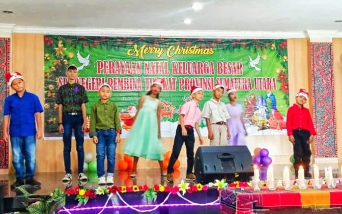 slb_negeri_pembina_rayakan_natal_guru_dapat_apresiasi