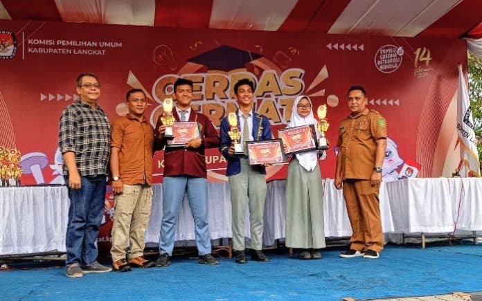 sman_1_secanggang_sabet_juara_cerdas_cermat_kepemiluan_kpu_langkat
