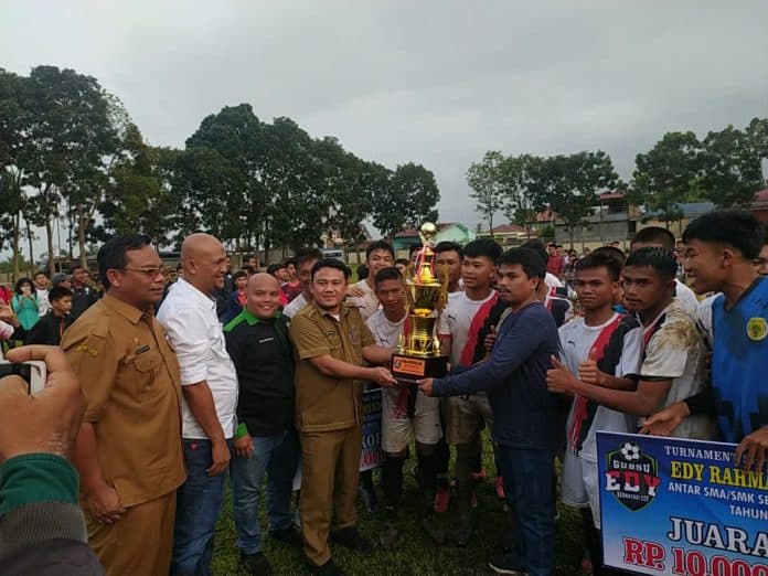 sman_1_silimakuta_raih_juara_satu_turnamen_sepakbola_antar_pelajar_tingkat_smasmk_piala_gubsu_tahun_2022