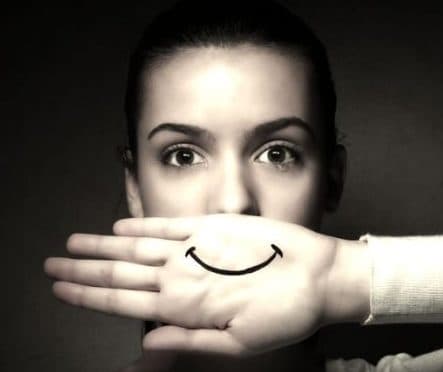 smiling_depression_sedih_tapi_selalu_tersenyum