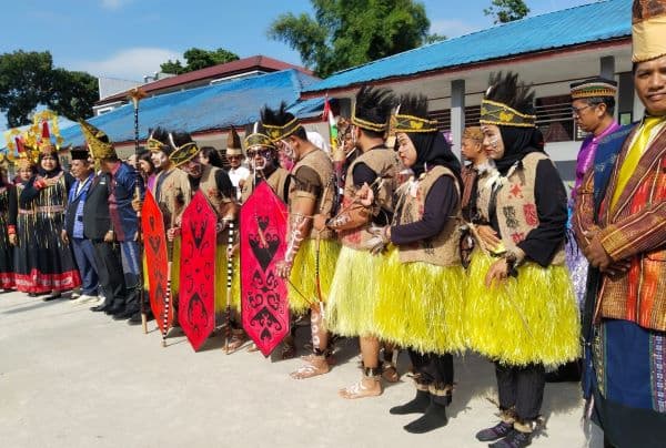 smk_negeri_1_siantar_kenakan_pakaian_tradisional_hasil_kreasi_sekolah_di_hut_ri_ke_79