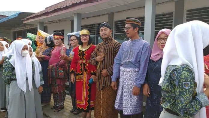 smk_negeri_1_siantar_tampilkan_baju_adat_nusantara_saat_peringatan_hardiknas