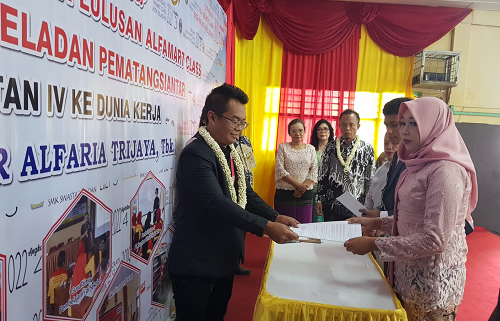 smk_swasta_teladan_siantar_lepas_siswa_alfamart_class_ke_dunia_kerja