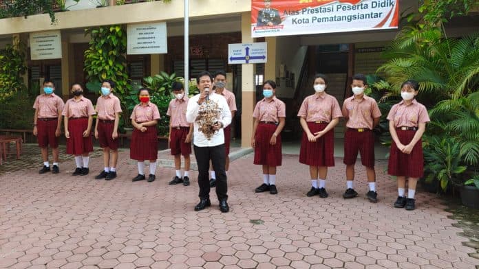 smp_bintang_timur_juara_umum_olimpiade_asofs_xix_disdik_siantar_serahkan_cenderamata