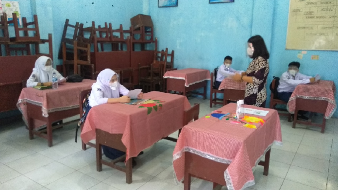 smp_negeri_7_medan_ujicoba_belajar_tatap_muka_satu_kelas_hanya_diisi_8_orang