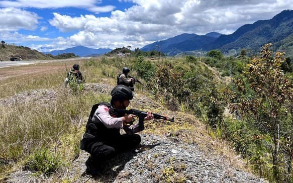 sniper_satgas_damai_cartenz_tembak_anggota_kkb_satu_tewas_dan_sebagian_luka