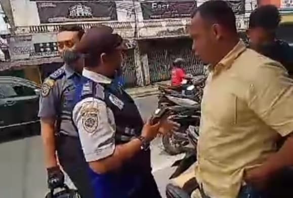 soal_larangan_parkir_di_trotoar_kantor_lbh_kembali_didatangi_dishub_medan