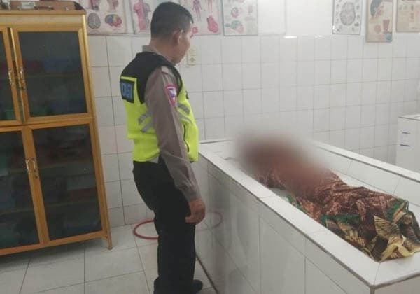 songsong_ayah_usai_turun_bus_siswi_sd_tewas_ditabrak_pick_up_di_marjandi_embong
