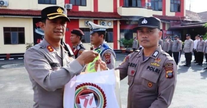 songsong_hari_bhayangkara_2023_polres_tebing_tinggi_salurkan_bansos_ke_rumah_ibadah