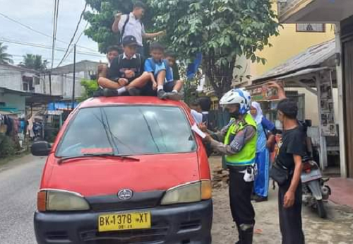sopir_angkot_di_siantar_ditilang_gegara_naikkan_penumpang_di_atap_mobil