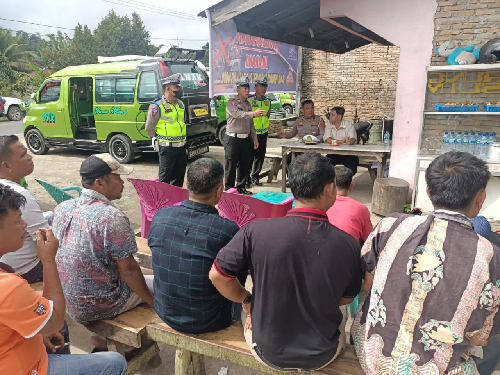 sopir_angkot_di_simalungun_diminta_tak_naikkan_penumpang_di_atas_kap