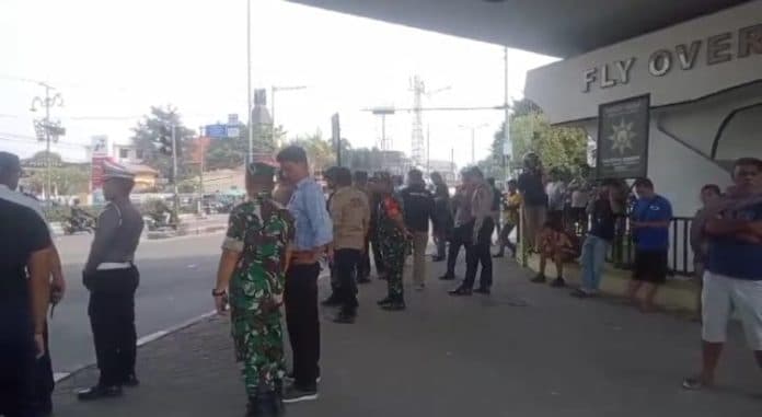 sopir_angkutan_medan_kabanjahe_suarakan_aspirasi_di_simpang_pos