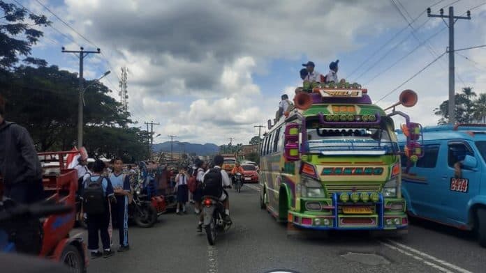sopir_angkutan_umum_naikkan_penumpang_di_atas_kap_dishub_simalungun_janji_surati_organda