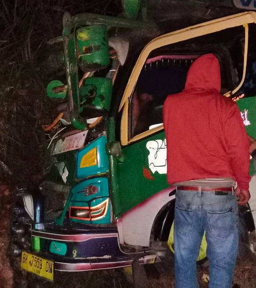 sopir_bus_pribumi_patah_kaki_usai_tabrak_grand_max_di_lae_pondom_sumbul_dairi
