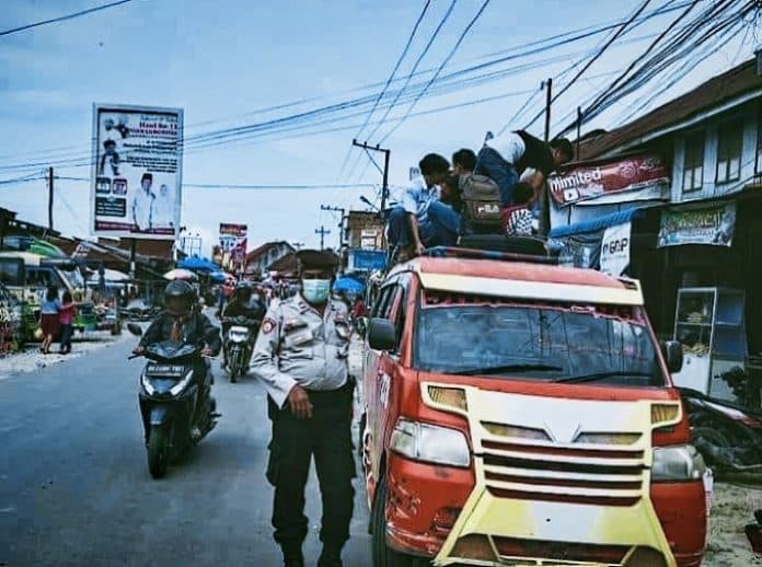 sopir_izinkan_pelajar_naik_di_atas_kap_angdes_kasat_lantas_simalungun_minta_dishub_mencabut_izin_operasi