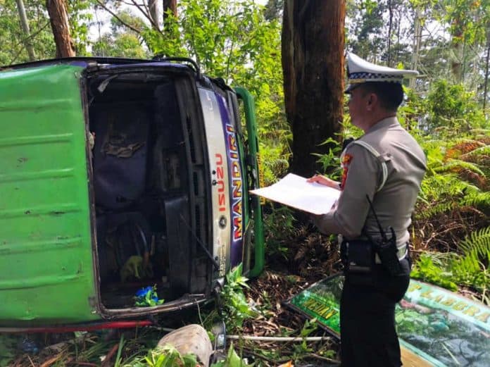 sopir_mengantuk_mobil_kupj_dari_labuhan_batu_terbalik_di_tele_samosir