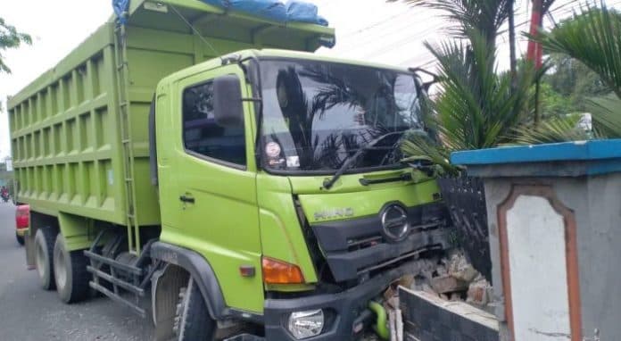 sopir_ngantuk_dump_truk_tujuan_siantar_seruduk_pagar_tugu_adipura_lubuk_pakam